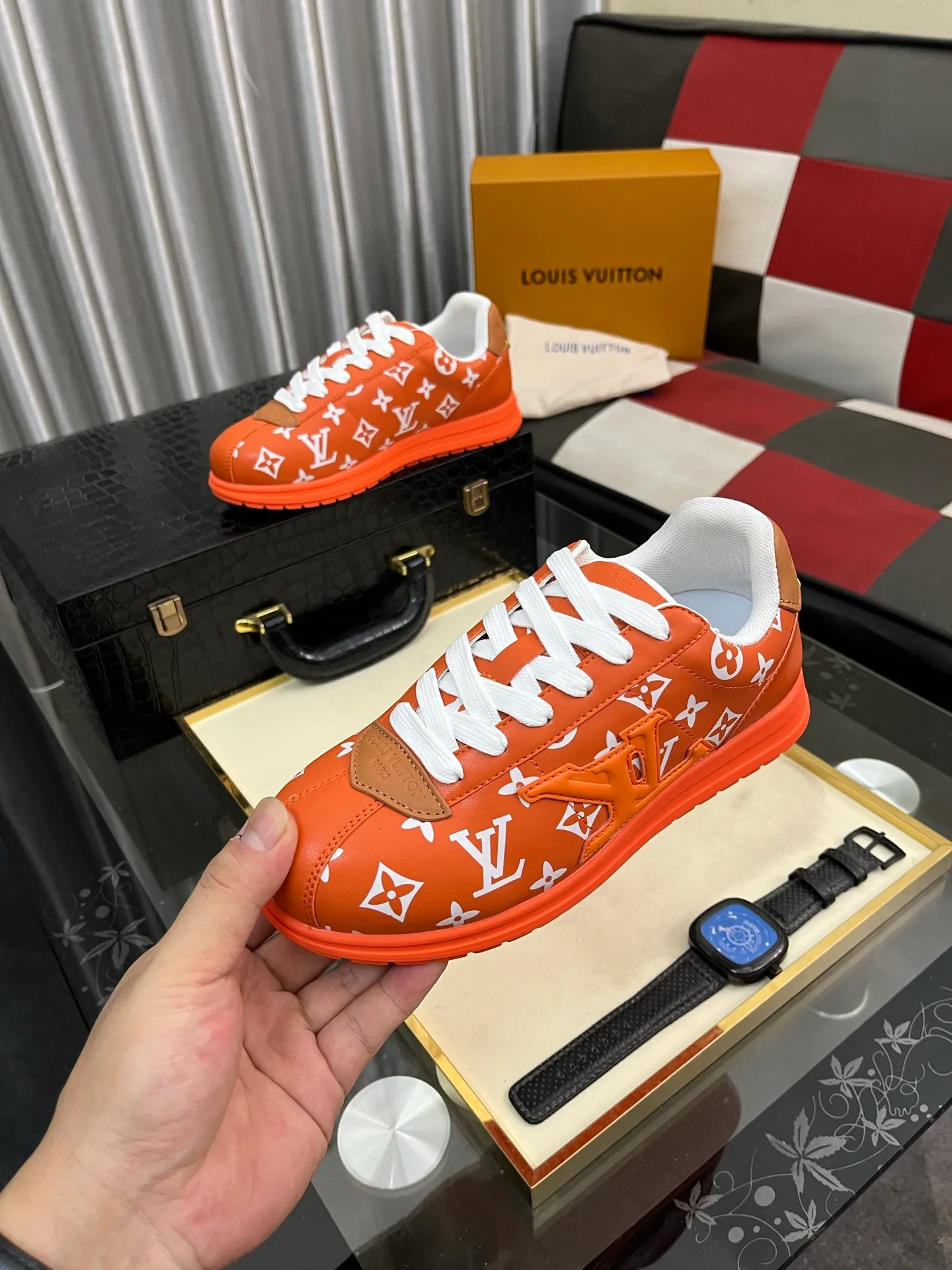 Men's shoes 💰700⌚️⌚️LV TARINE Louis Vuitton x Tyler joint model Donkey brand L family embossed couple style casual sneakers skate shoes original purchase and development This LV Trainer sneaker comes from the Louis Vuitton and Tyler collaboration series. The Monogram pattern and brand logo are transformed into nubuck calf leather embossing and side decoration respectively, witnessing the artist's creative interpretation of classic elements. The deep tones accentuate the complex upper, which requires hours of craftsmanship to complete. Exquisitely packaged at the delivery counter🛍📦 ▪️Fabrics: Original customized first-layer cowhide ▪️Inner lining: Original customized breathable mesh ▪️Outsole: Original open-molded two-color TPU combination outsole ▪️Sole thickness: 3CM ▪️Size: Women's 35-40 / Men's 38-46